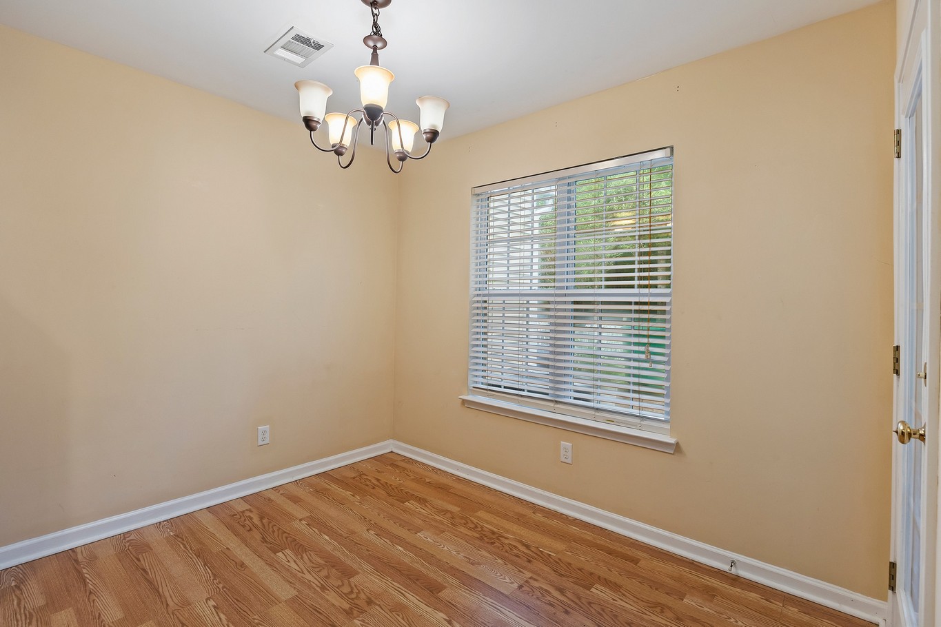 305 Cross Rd - Dining Area