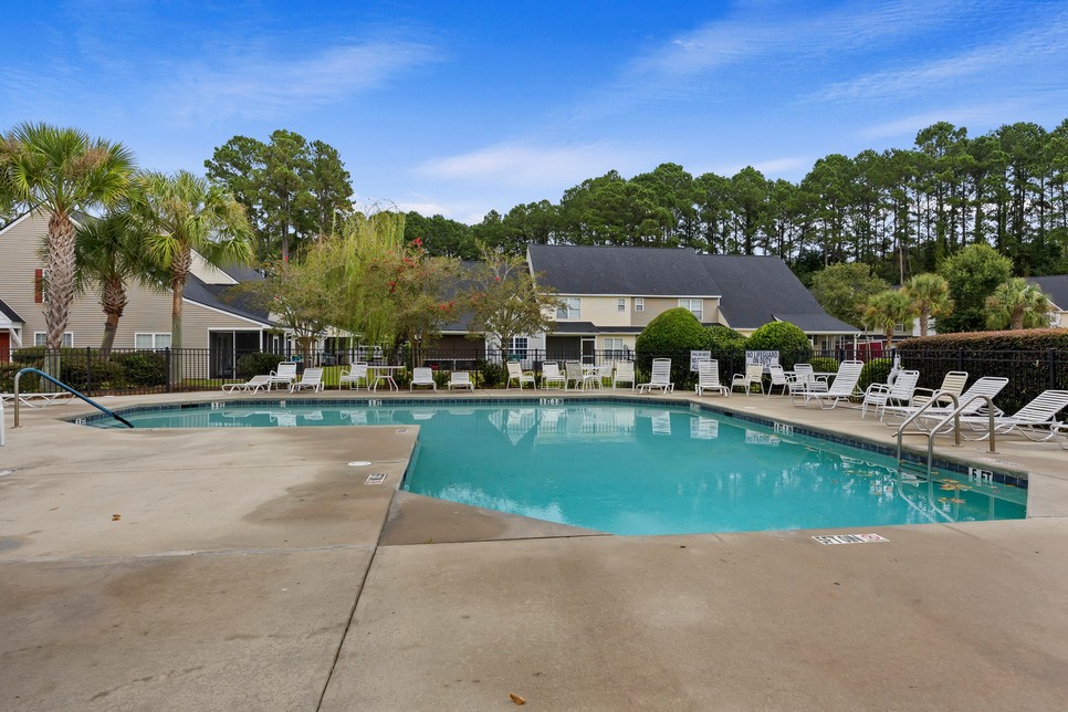 305 Cross Rd - Community Pool