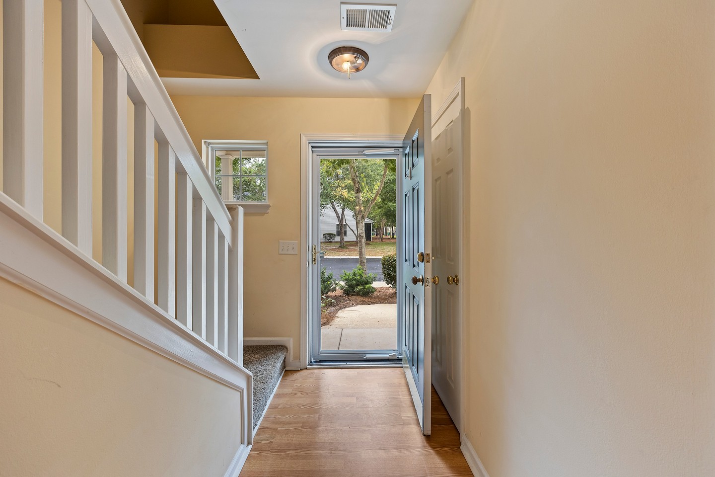 305 Cross Rd - Entryway