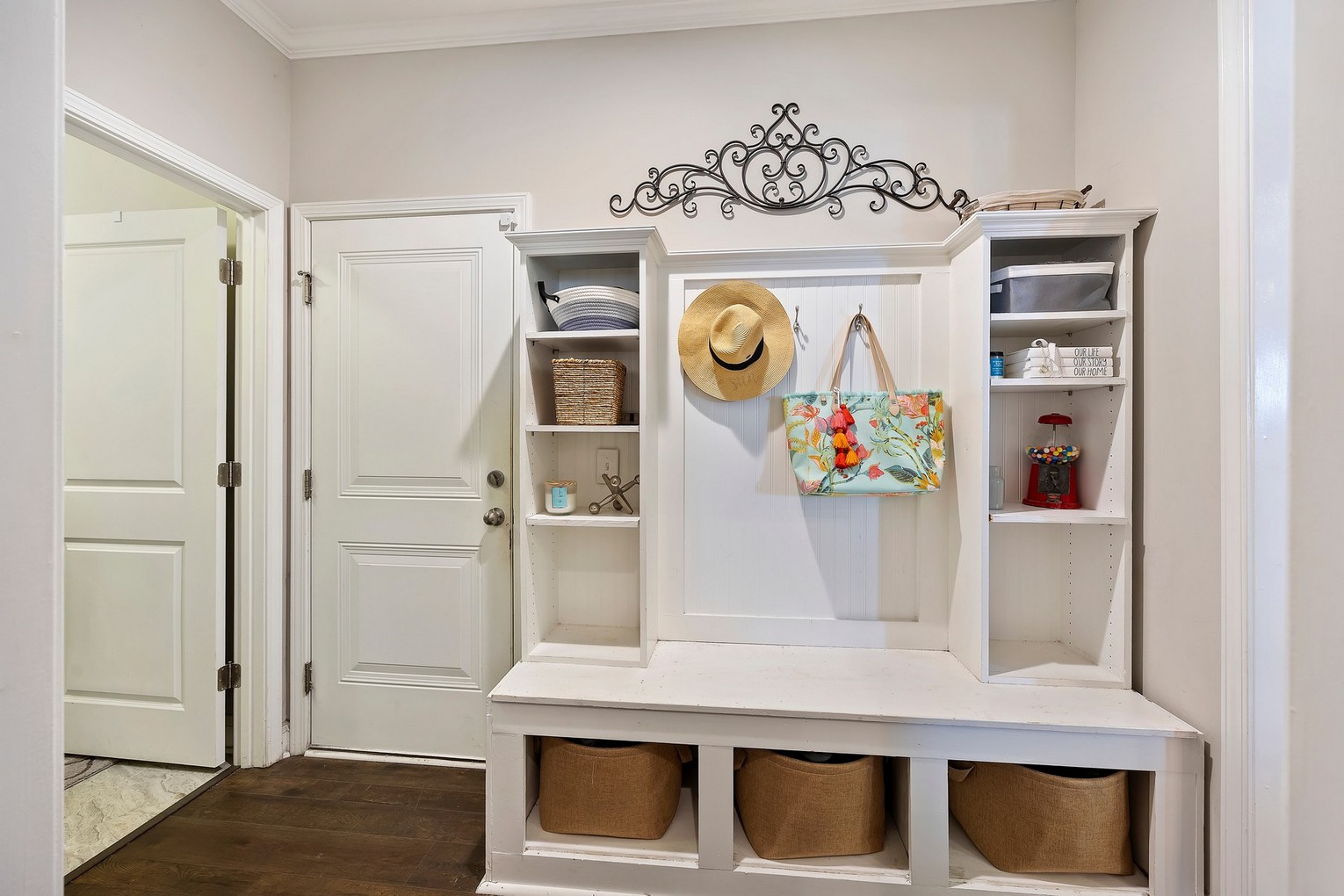 169 Rudder Run- laundry room hallway