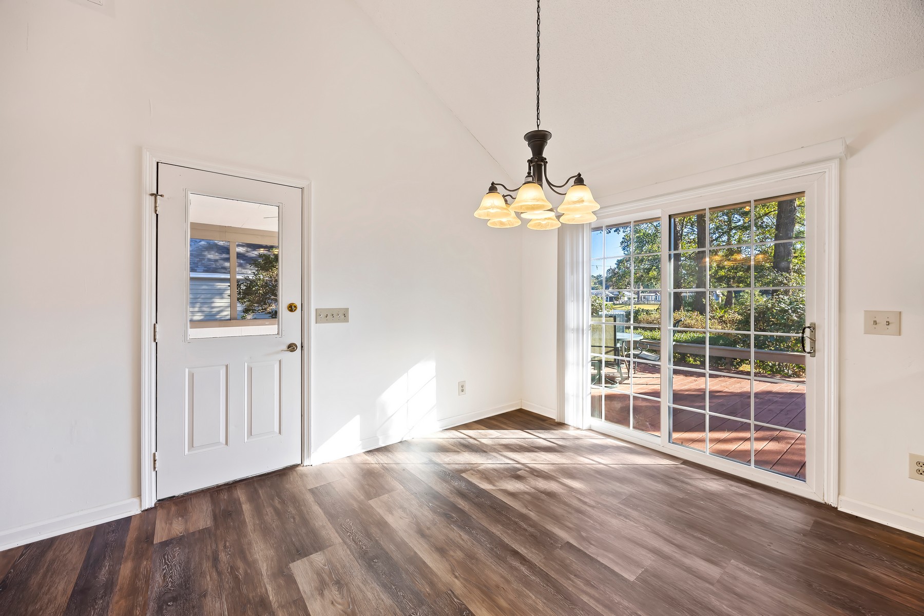 4 Lotus Ct - Dining Area