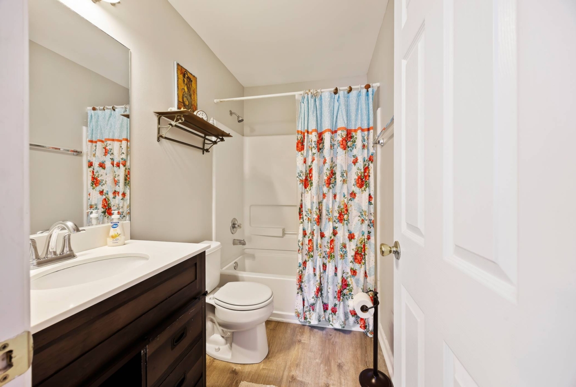 44 Water Tupelo - Bathroom