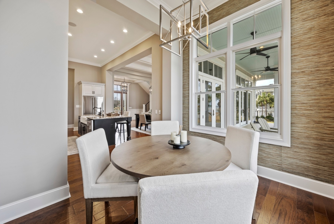 58 Lady Slipper - breakfast nook