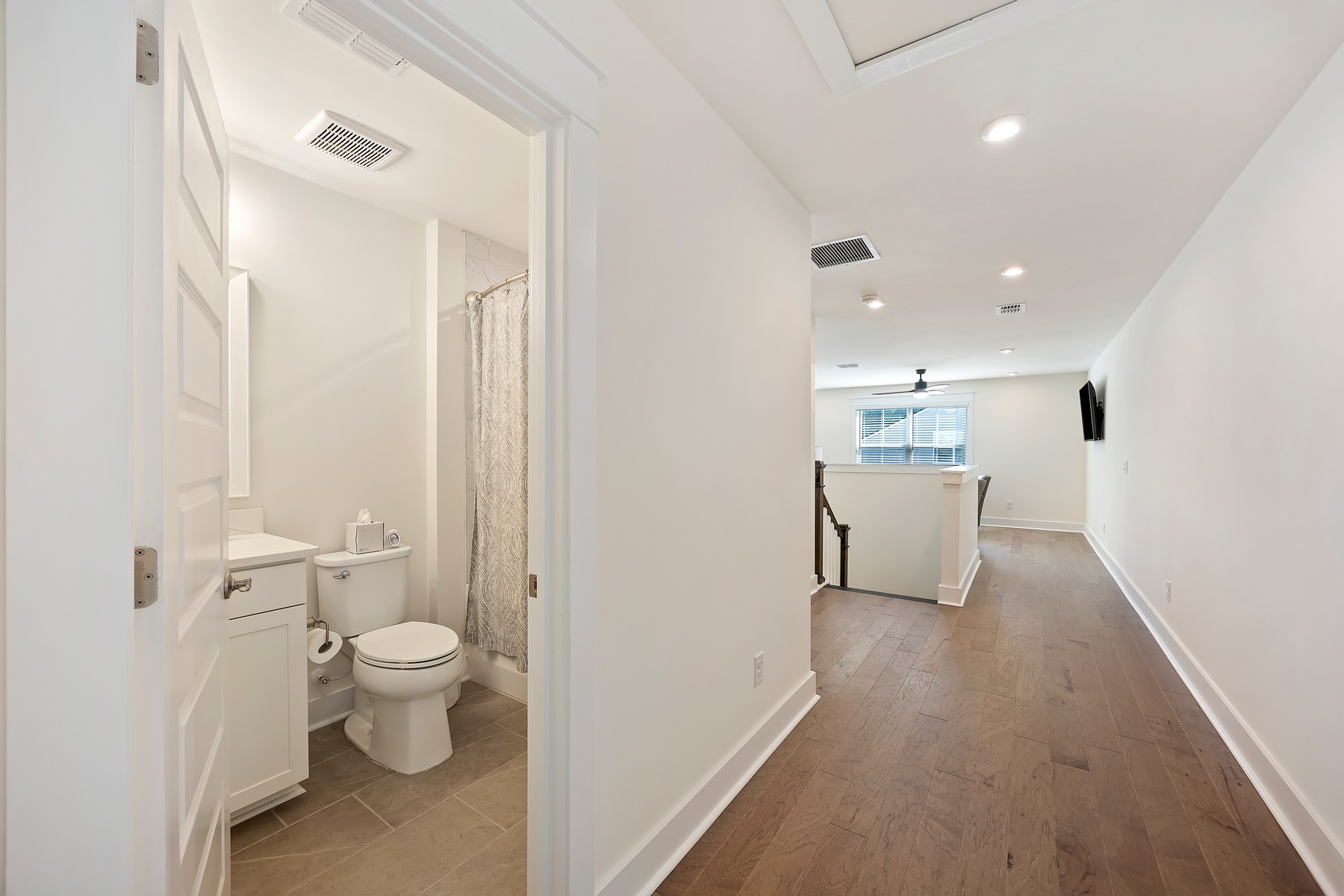 120 Carolina Oaks - upstairs hall bathroom