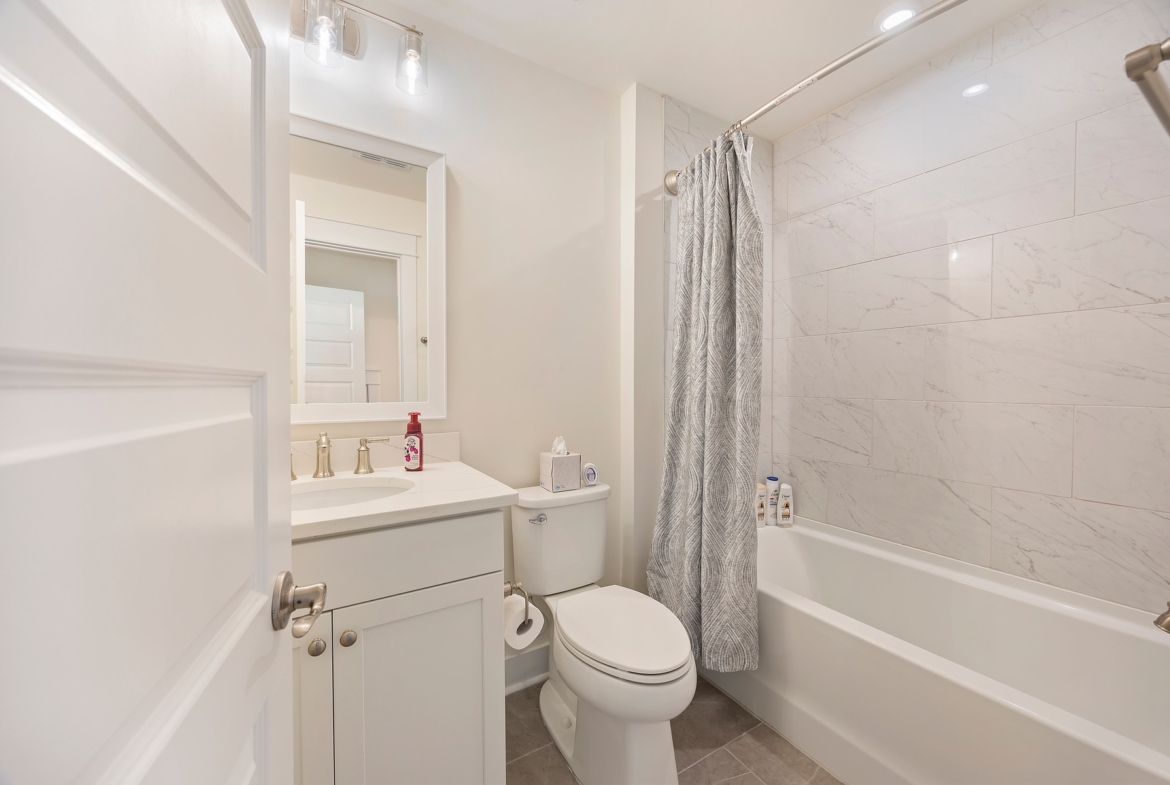 120 Carolina Oaks - upstairs hall bathroom