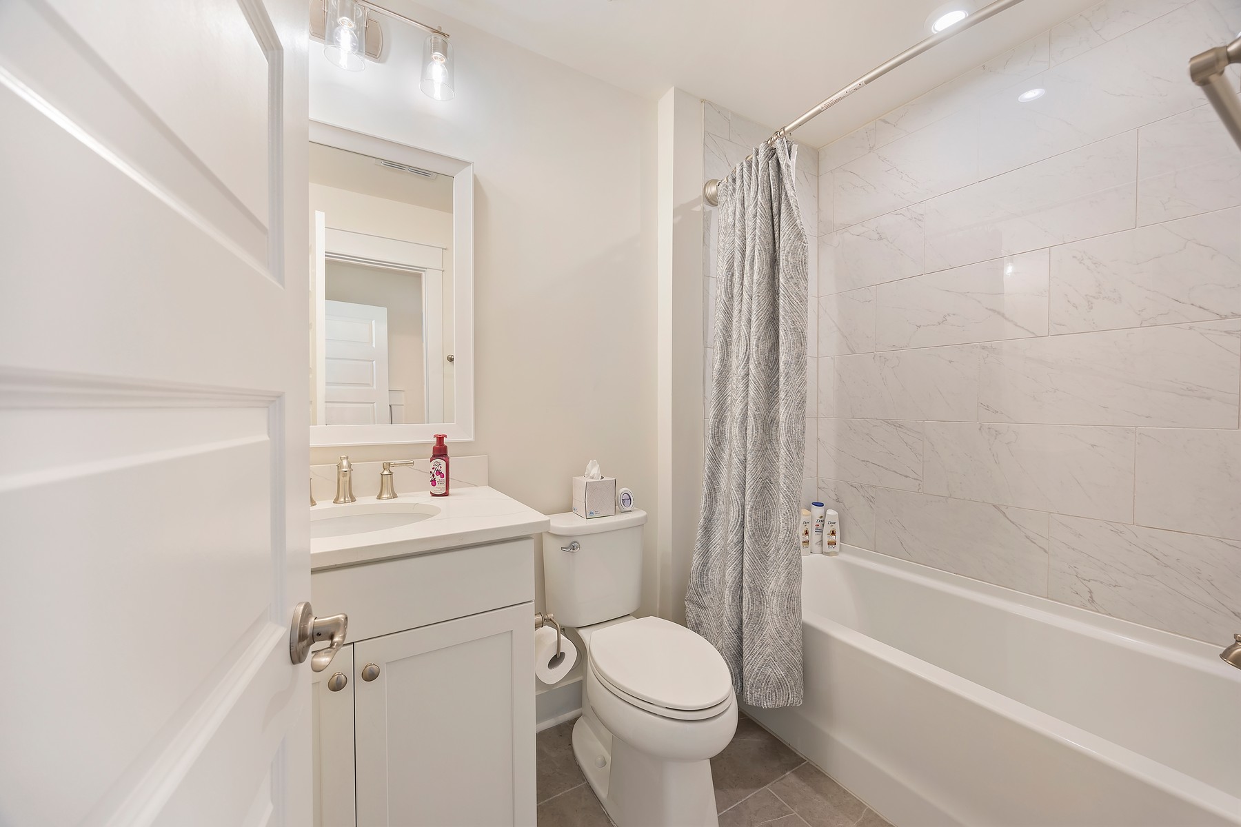 120 Carolina Oaks - upstairs hall bathroom