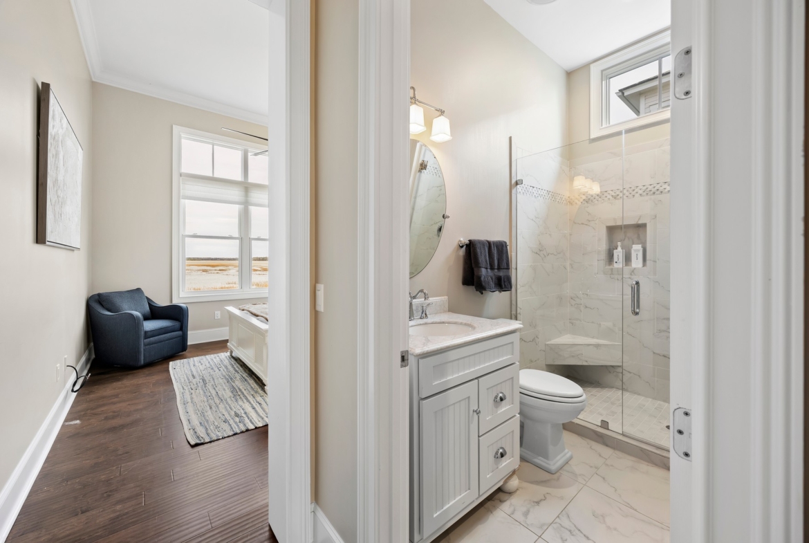 58 Lady Slipper - bathroom