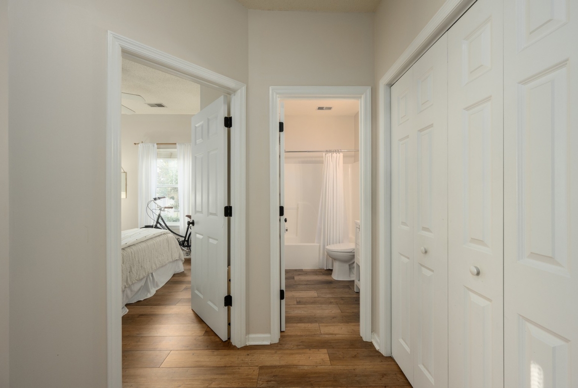 17 Sassafras - hallway