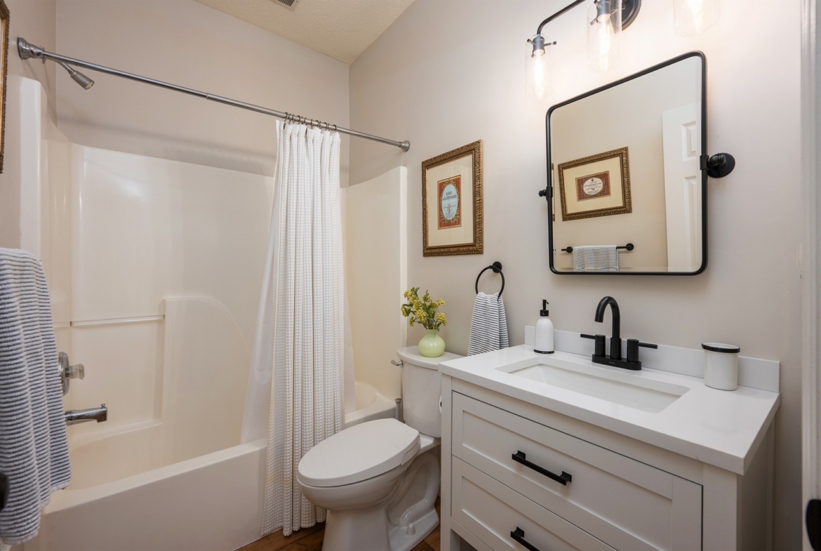 17 Sassafras - bathroom