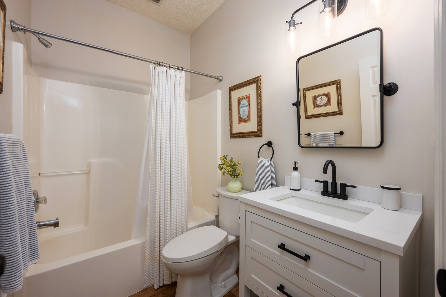 17-sassafras23 17 Sassafras - bathroom