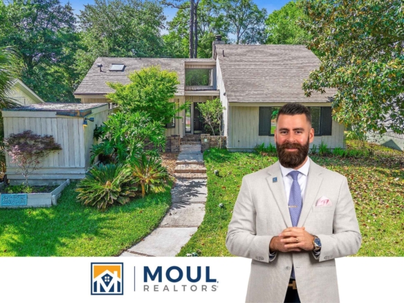 4 Possum Ln - agent in front of property