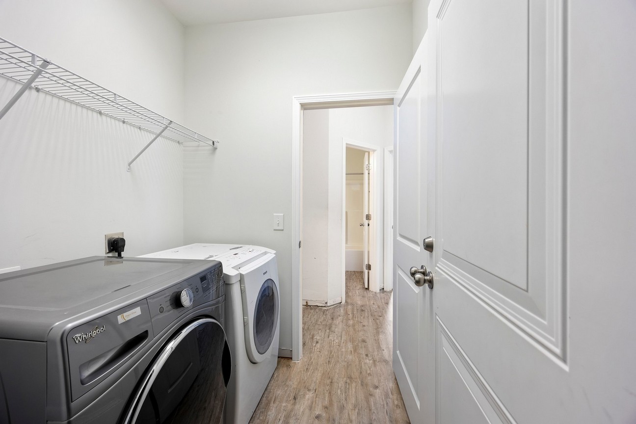 30_24_Sand_Live_Oaks 24 Sand Live Oak - laundry room