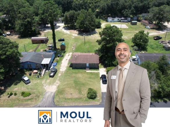 15 Corner Loop - Agent in front of property
