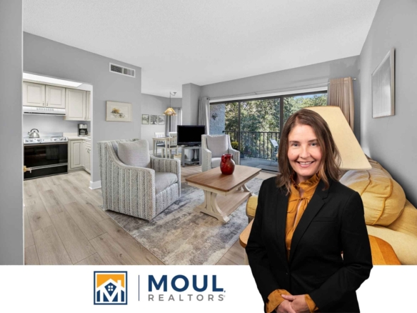 Agent in front of property - 3 Wimbledon Ct