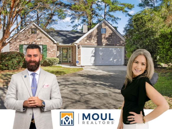 29 Hawthorne Ct - Agents in front of property