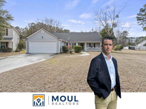Agent in front of property - 4 Wellington Ct